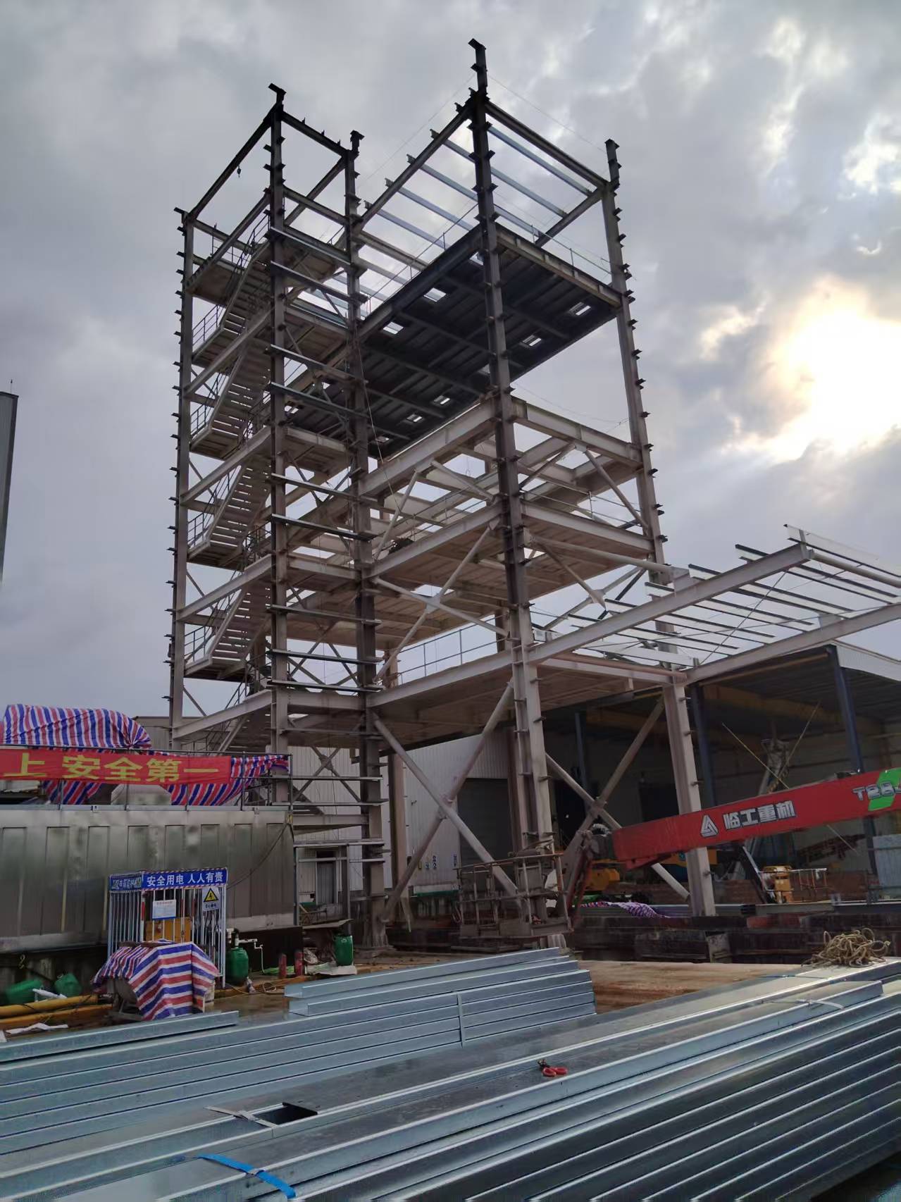 广东钢结构的详细介绍   广州钢结构工程选择广州经纬钢结构工程有限公司  咨询电话：13925156722